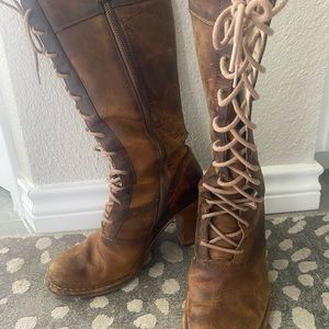 Very very cute Frye lace up boots with a side zipper.   Size 6 1/2